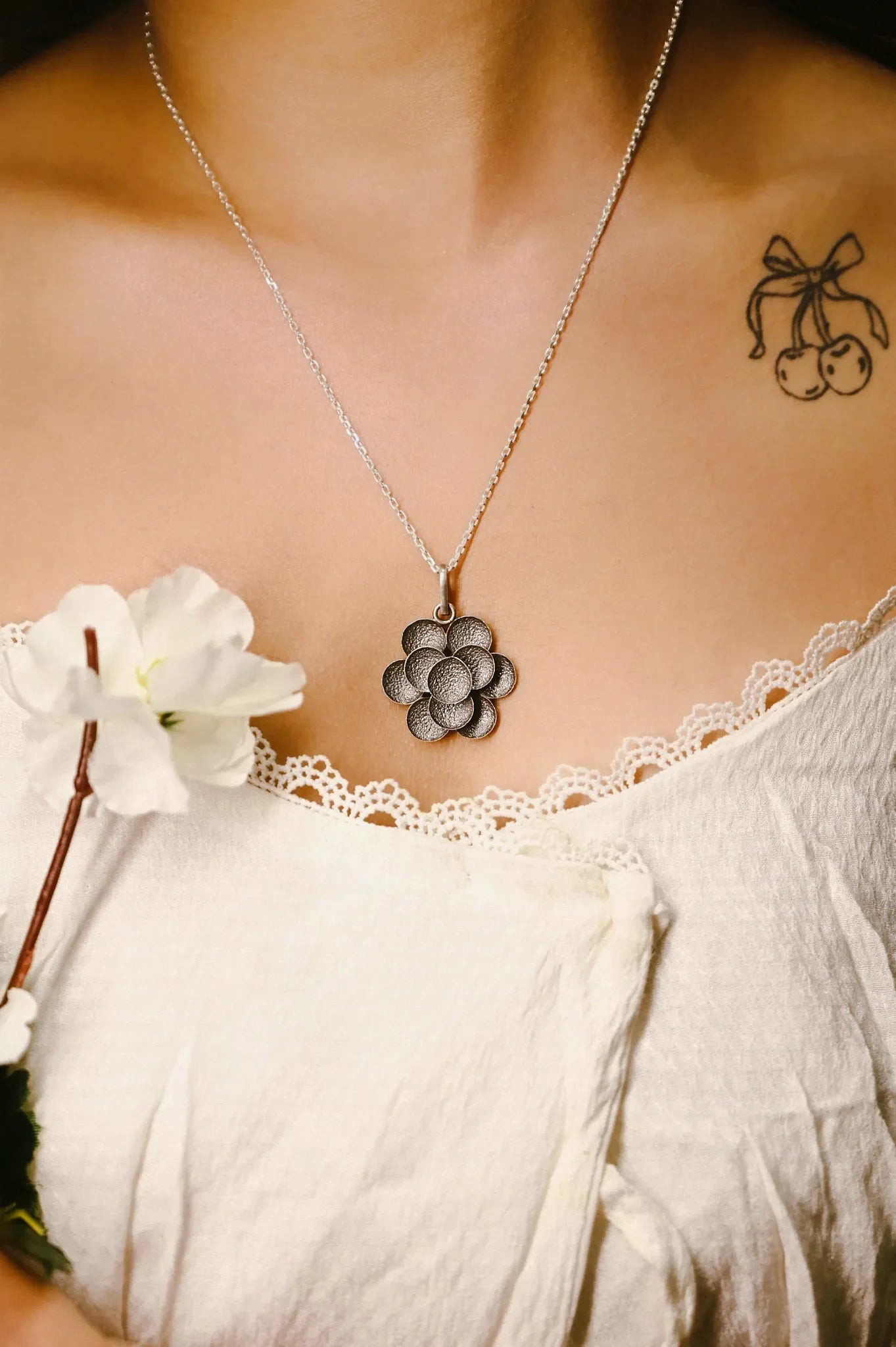 Ruh Embossed Flower Necklace