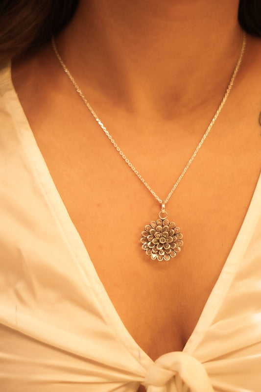 Lustre Flower Twinkling Necklace