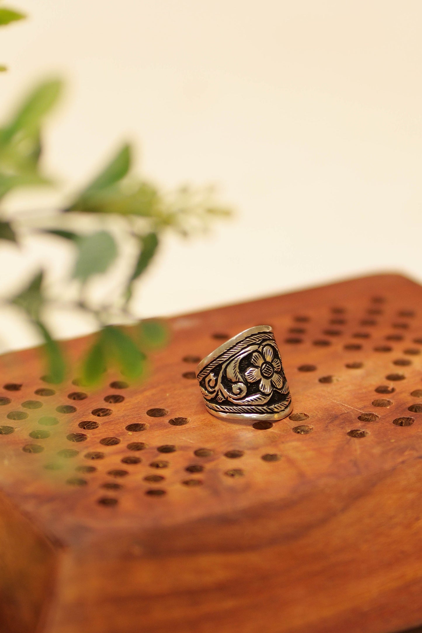 Anokhi Floral Engraved Band Ring