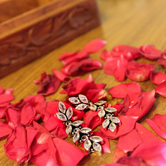 Anaya Intricate Leaf Line Earring