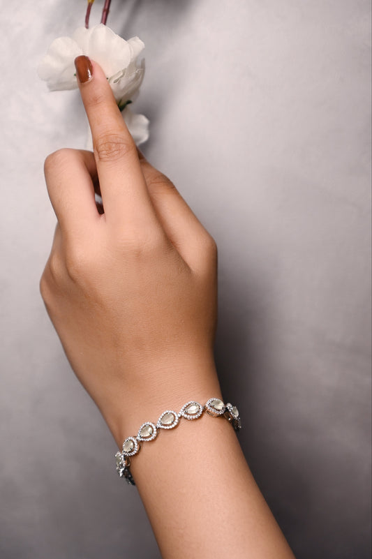 Silver Elegant Teardrop Bracelet