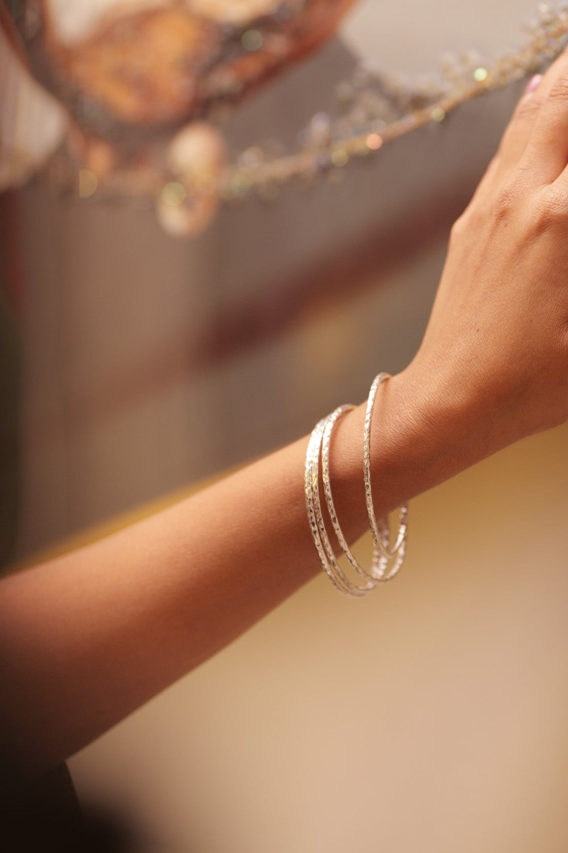 Aadhya Hammered Shine Bangle