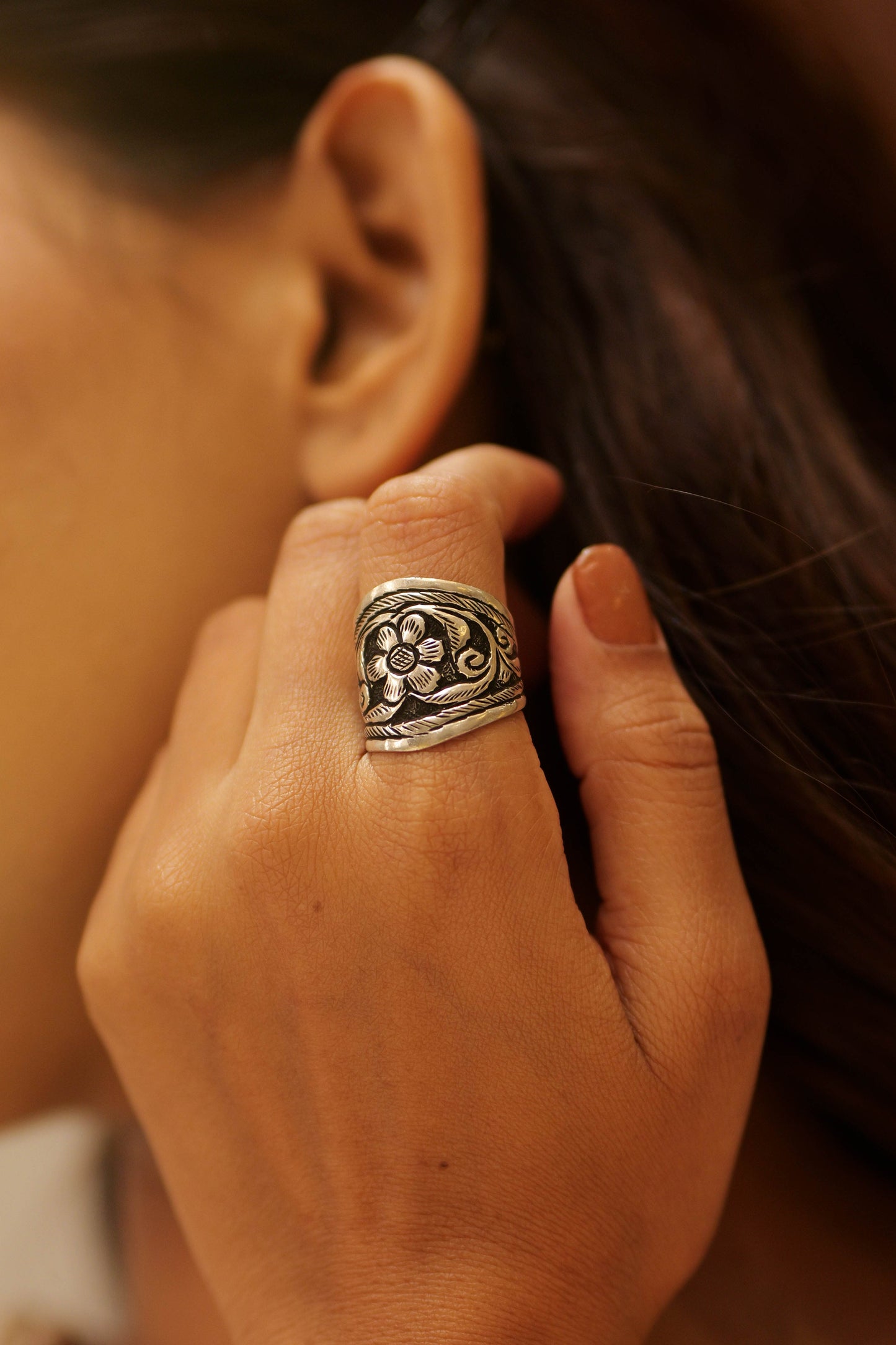 Anokhi Floral Engraved Band Ring