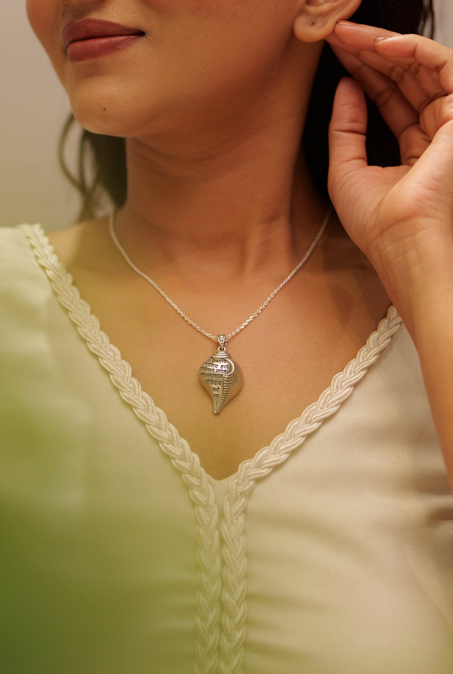 Shri Krishna Vasudevaya Shankha Pendant